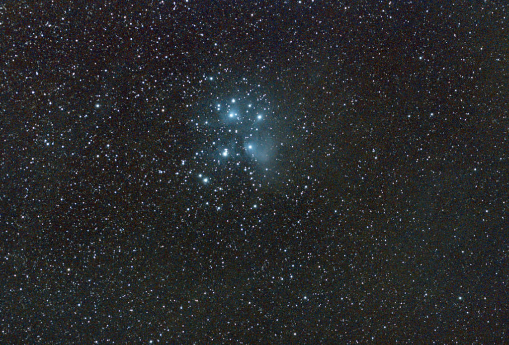 Pleiades - Canon EOS 250D, Samyang 135mm, f/2, ISO 6400, Exp 600 x 1s - Post: DSS, Siril, GIMP